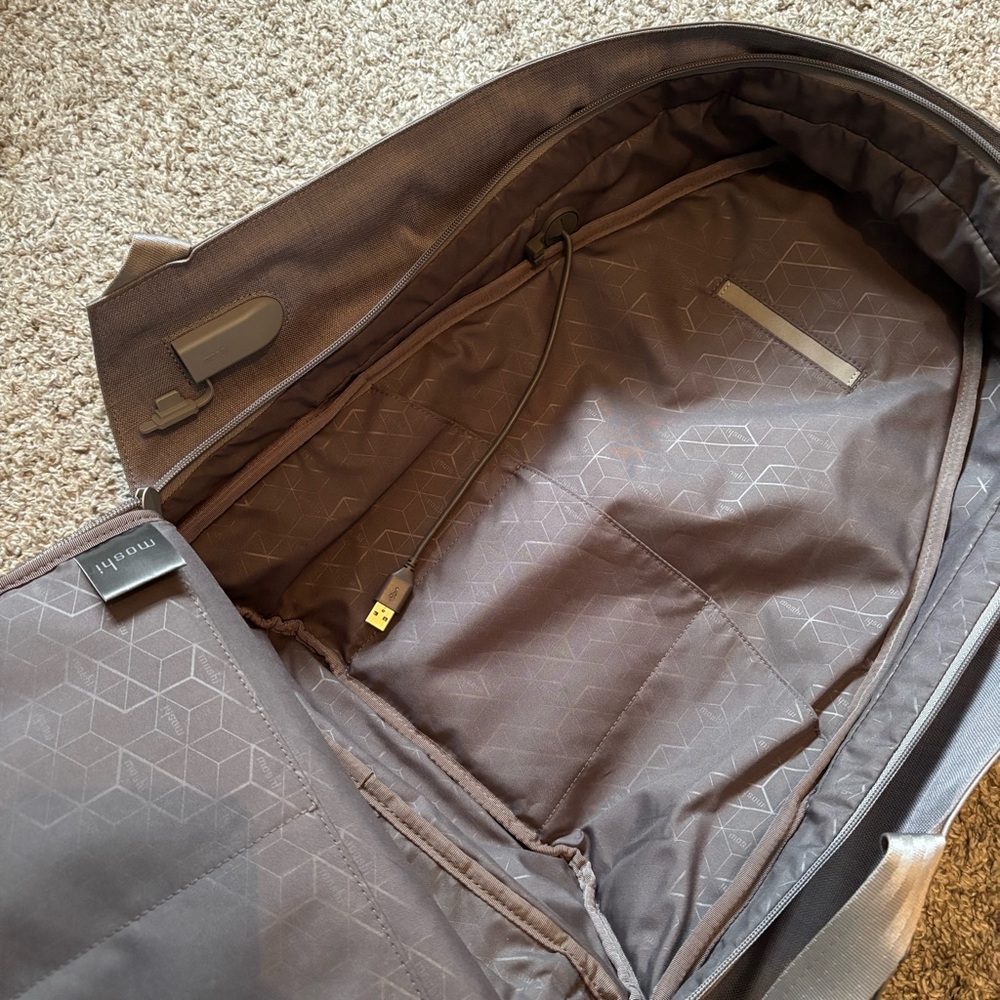Moshi tego anti-theft backpack - Picture 9 of 10